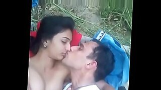 マンガル・サンタリの女性たちは、カメラの前で露骨で情熱的なセックスをする。