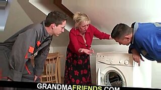 Grand-mère âgée se livre à des actes tabous