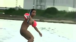 Una deportista chica asiática realiza un surf desnudo que lleva a una excitación pública.