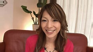 La japonesa Ri-ai Saotome se complace a sí misma, con sus hermosas y grandes tetas. ¡No te pierdas esta experiencia única!