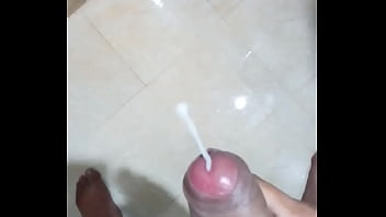 Une jolie fille amateur asiatique fait une fellation à un énorme pénis dans une vidéo de cam cachée.