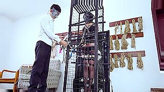 中国の従順な女性が口枷をされ、縛られます。