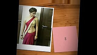 فتاة هندية تسعد نفسها حتى تصل إلى ذروتها في مقاطع الفيديو