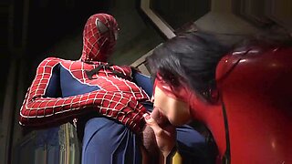 Seorang pria bertema laba-laba membungkam seorang MILF berambut coklat, yang menikmati seks kasar.