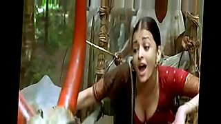 Aishwarya Rai Bachchan seduce in un video a luci rosse.