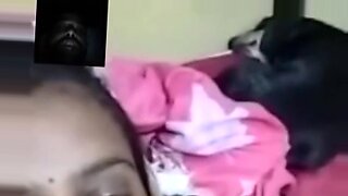 Gadis desa memamerkan payudara besar di webcam untuk pacarnya