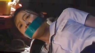 Una impresionante mujer asiática experimenta un intenso bondage y arcadas en un espectáculo Jav sin censura.