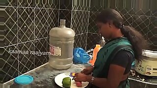 अम्मा के तमिल सेक्स टेप में एक कामुक और आकर्षक मां है।