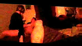 PNG X视频展示了一个泪人表演者。