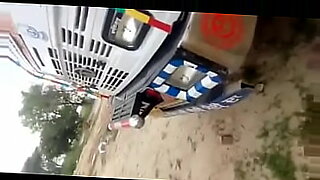 Ein wildes Truck-Paar erkundet ihre versauten Wünsche in einem heißen Video.