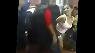 一个技艺娴熟的女人在Indo酒吧里进行挑逗性表演。