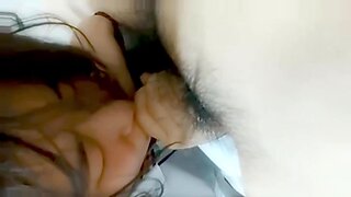 Eine süße asiatische Studentin bekommt nach dem Sex einen Mund voll Sperma.