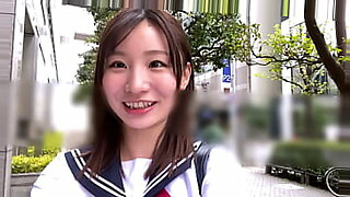एक जापानी किशोर लड़की गर्म यौन गतिविधियों में संलग्न है।