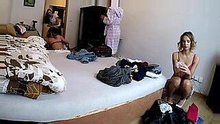 تجسس يشاهد فتاة تخلع ملابسها في غرفة الملابس