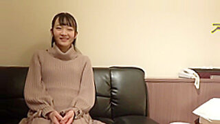 Eine schüchterne asiatische Teenagerin erkundet ihr Vergnügen in einem Amateur-HD-Video.