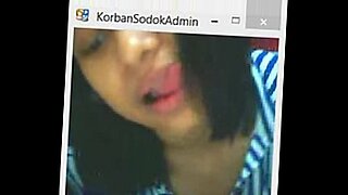 Bocil indonesiana morde e lecca in un video bollente