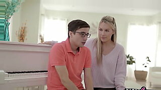 A MILF peituda Bunny Madison motiva um estudante de piano com sexo.