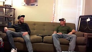 Junge schwule Männer erkunden Hostelsex in heißen Videos.