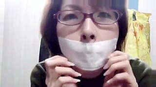 아시아 미인이 셀프 테이프 재갈과 구속으로 BDSM을 탐구합니다
