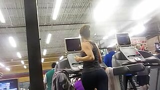 JIGGLY milf on treadmill.MOV