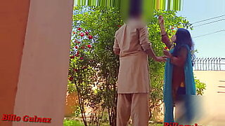 パキスタンの女子校生たちが、高品質のビデオでホットなレズビアンアクションに従事する。