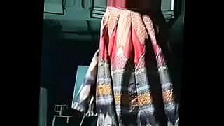 Indiase schoonheid Swathi Naidu kleedt zich verleidelijk uit tot lingerie.