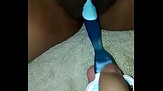 Se masturba con una Gillette