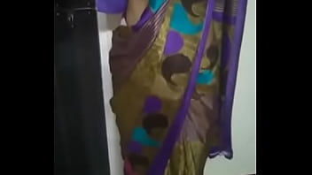 Desi aunty stripping saree and get naked