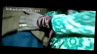 インドの美女が蒸し暑いMMSビデオに没頭する。