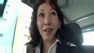 Michako Uchimura yang matang menerima creampie yang berantakan di dalam vaginanya yang basah.