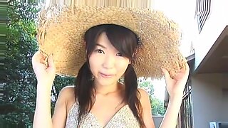 官能的なランジェリー姿の日本人美女たちが出会います。