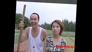 ホットな中国人女性が裸のロンプを披露する。