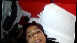 Bhavi Telar sensuale stuzzica e soddisfa in un video affascinante.