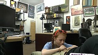 Chubby Kanu thủ dâm trên webcam với một cú bú cu