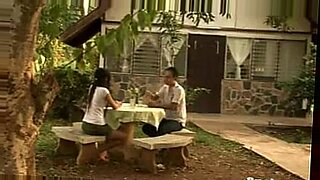 Rakaman seks Thai menampilkan pertemuan yang penuh gairah antara dua kekasih.