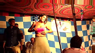 印度人Rekha在感性的展示中热情地表演。