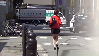 일본 미녀들이 공공장소에서 소변을 보고 놀고 있습니다.