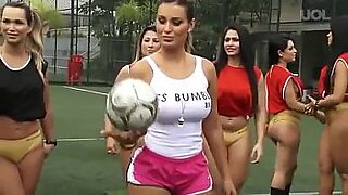 Candidatas a Miss Bumbum jogan futeboll