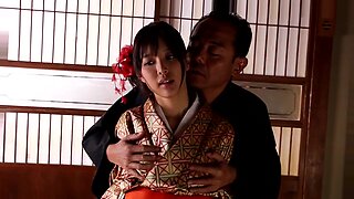 熟练的日本艺妓在惊人的亚洲色情片中表演。