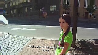Memamerkan payudara kepada orang asing yang tidak curiga di trotoar awam