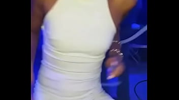 Chica Dominicana es grabada en discoteca