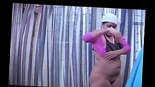 인도 여자가 맬루 테마 비디오에서 성적 탐구를 합니다