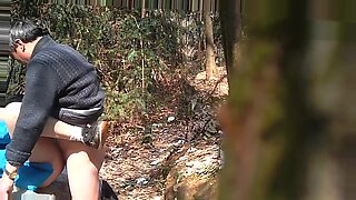 Asiagirl spioniert unbeschnittenen Pimmel im Park aus