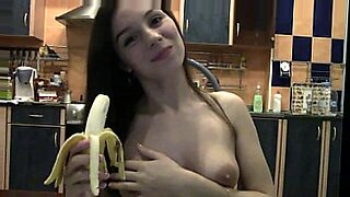 La banana fresca riceve l'attenzione suprema che merita.