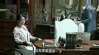 امرأة آسيوية مكممة تتقن تقنيات البلع العميق في وضع الربط..