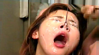 Gadis Jepang menerima facial bukkake yang intens dalam seks kelompok