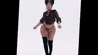 Nicki Minaj的露骨视频展示了她的性能力。
