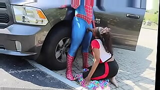 Spiderman Wex terlibat dalam petualangan seks liar dengan pencuri yang menggoda.