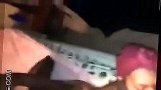 소웨토 미인 레라토가 뜨거운 집에서 만든 비디오에 출연합니다.