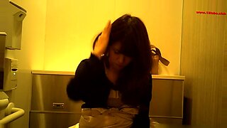 Eine asiatische Frau erwischt sich vor der Webcam und wird kinky.
